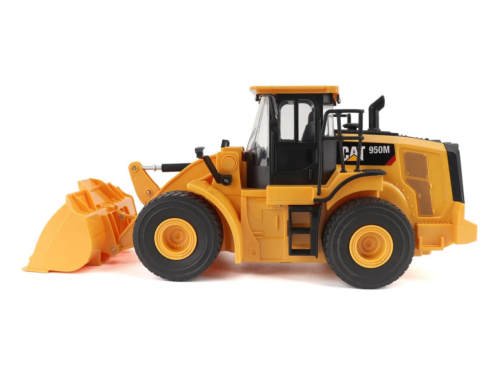 Radio Control CAT Caterpillar 950M Wheel Loader Yellow "Construction RC" Series 1/24 Model by Diecast Masters - image 2