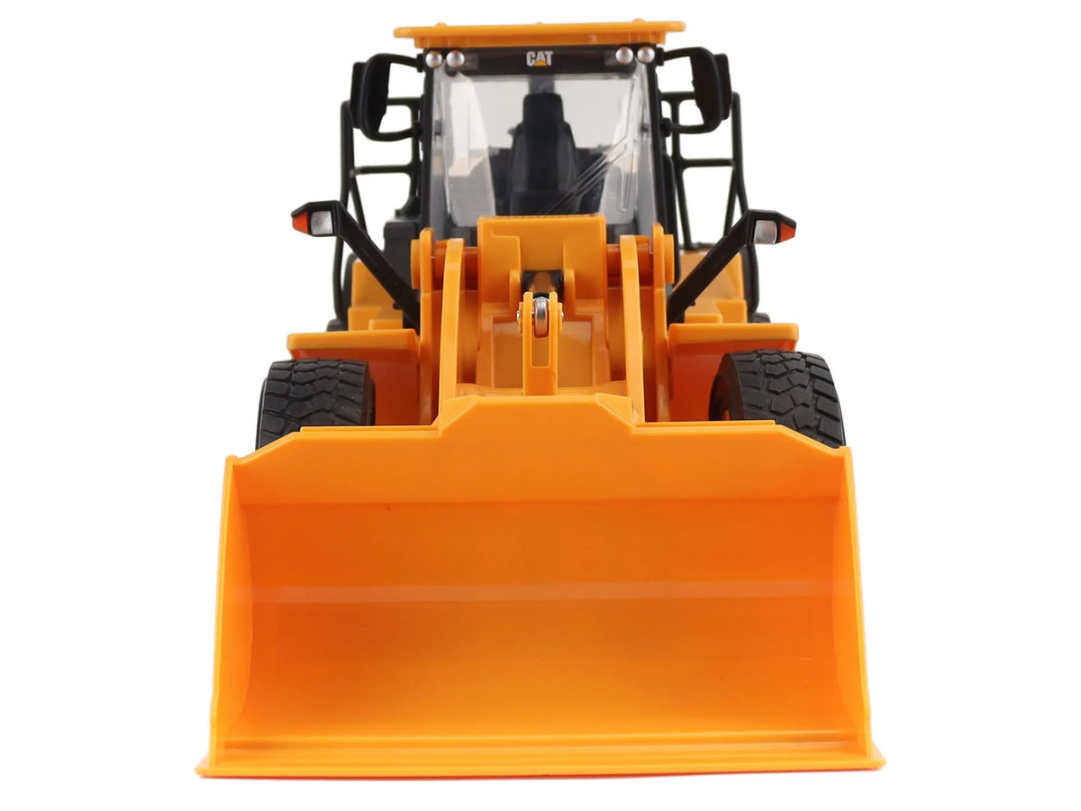 Radio Control CAT Caterpillar 950M Wheel Loader Yellow "Construction RC" Series 1/24 Model by Diecast Masters - image 4