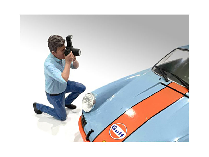 "Photographers" Figure #3 for 1/24 Scale Models by American Diorama - image 2