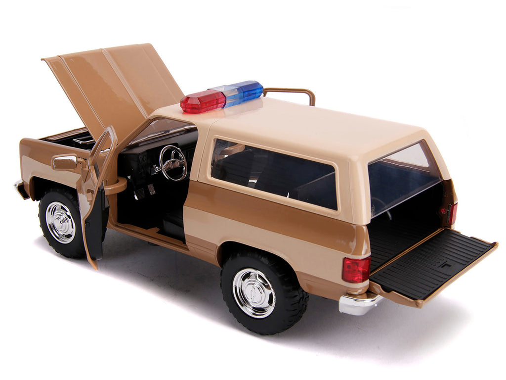 Hopper's Chevrolet Blazer with Police Badge "Hawkins Police Dept." "Stranger Things" (2016) TV Series 1/24 Diecast Model Car by Jada - image 4