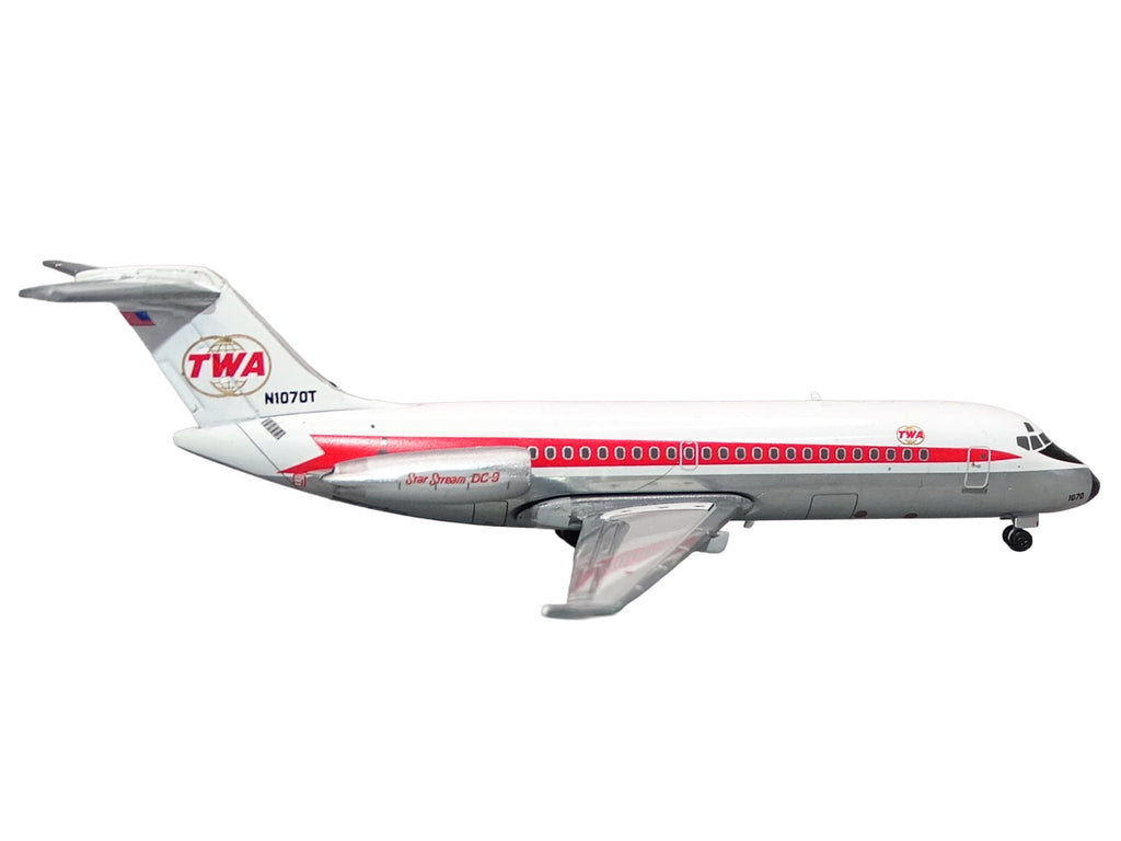 McDonnell Douglas DC-9-15 Commercial Aircraft "Trans World Airlines" (N1070T) White with Red Stripes 1/400 Diecast Model by V1:400 - image 2