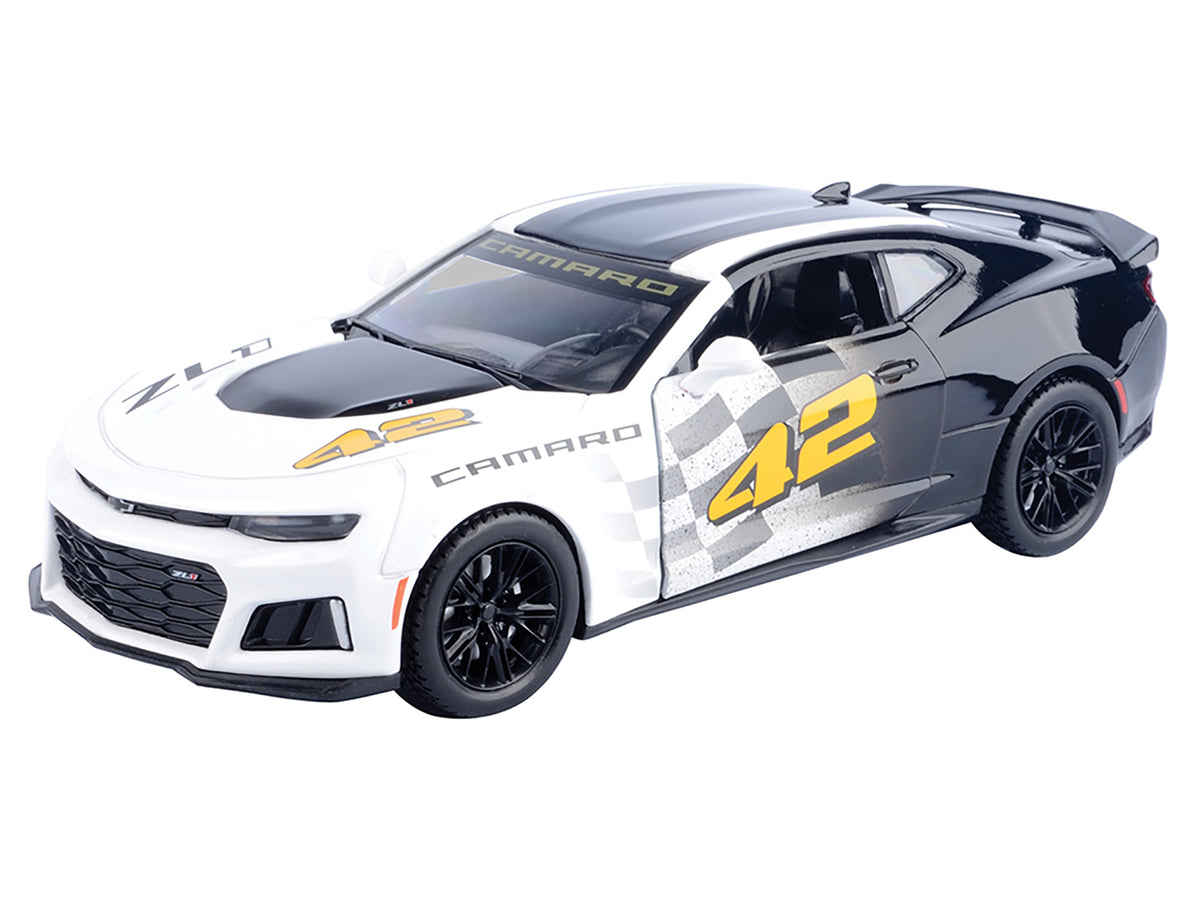 2017 Chevrolet Camaro ZL1 #42 Black and White "GT Racing" Series 1/24 Diecast Model Car by Motormax - image 2