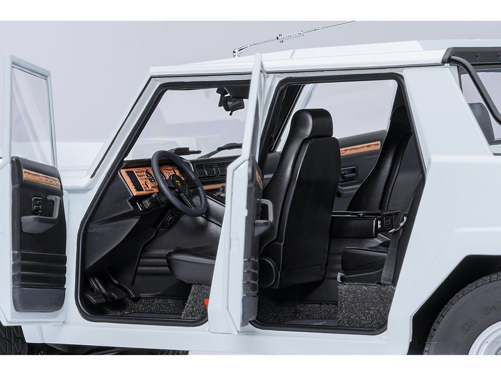 Lamborghini LM002 Bianco Polo Park White 1/18 Model Car by Autoart
