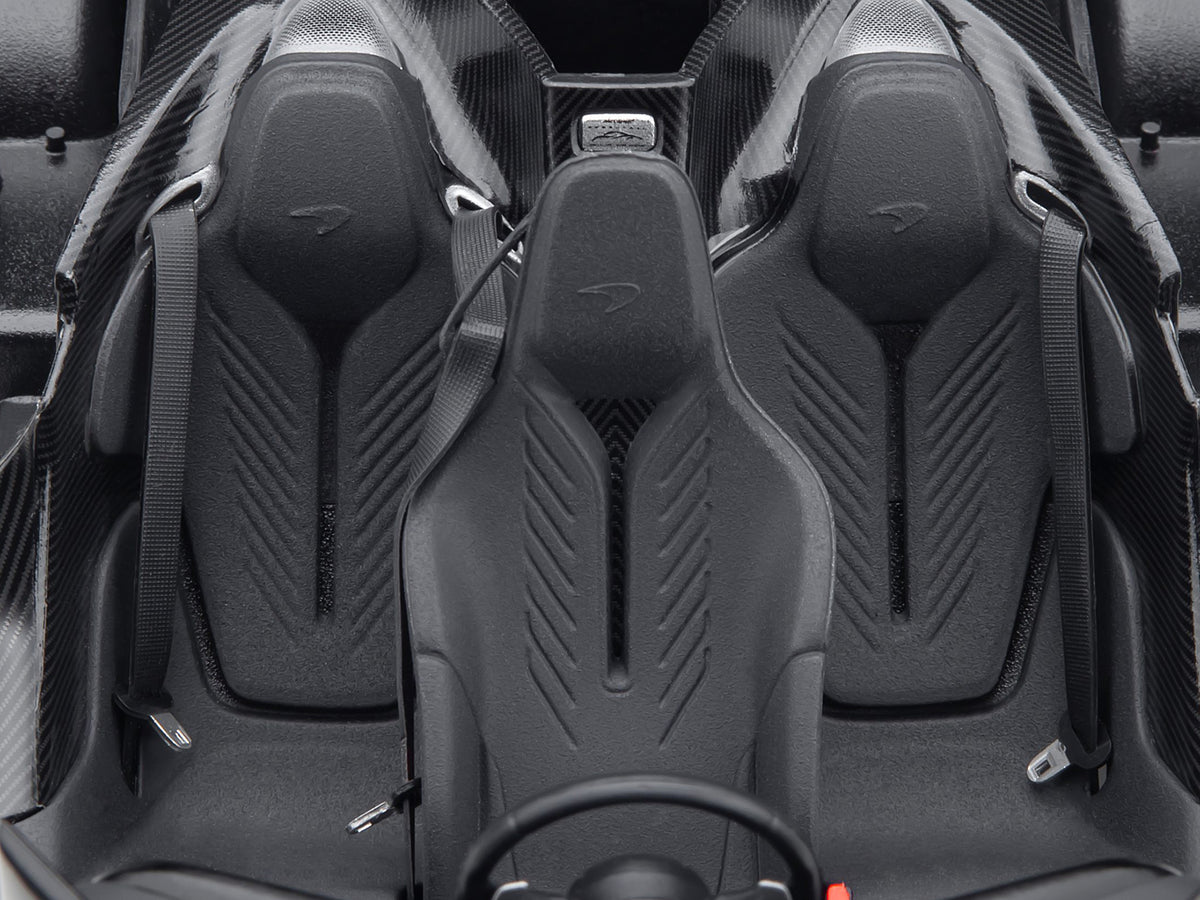 McLaren Speedtail Volcano Red Metallic with Black Top and Suitcase Accessories 1/18 Model Car by Autoart - image 5