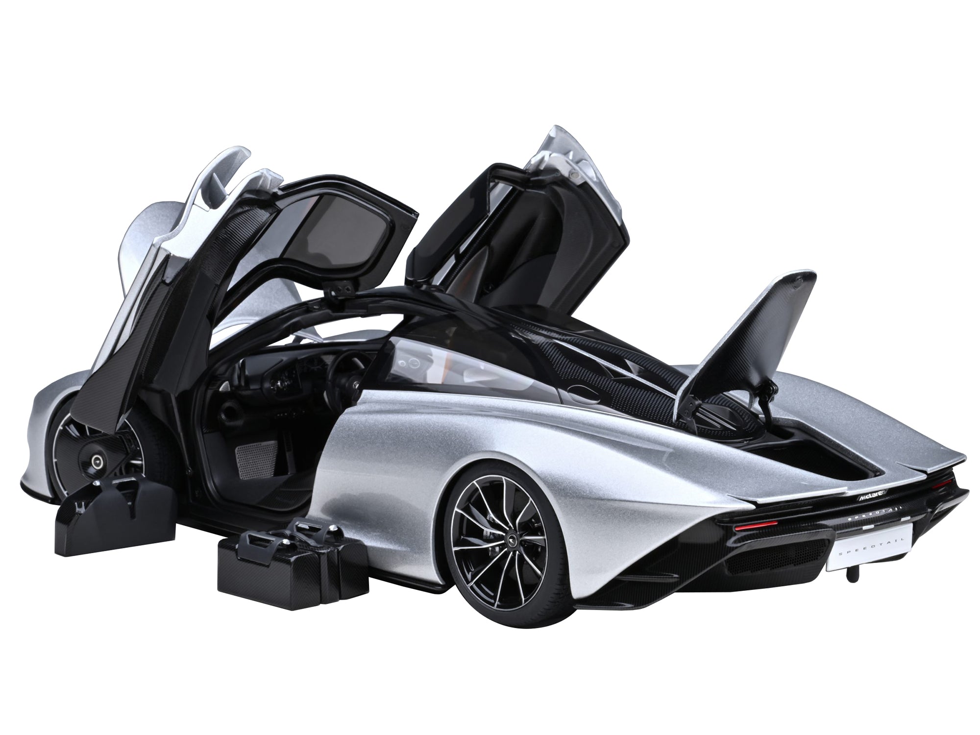 McLaren Speedtail Supernova Silver Metallic with Black Top and Suitcase Accessories 1/18 Model Car by Autoart - image 2