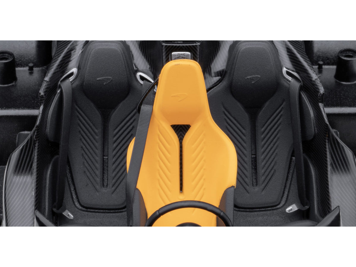 McLaren Speedtail Supernova Silver Metallic with Black Top and Suitcase Accessories 1/18 Model Car by Autoart - image 3