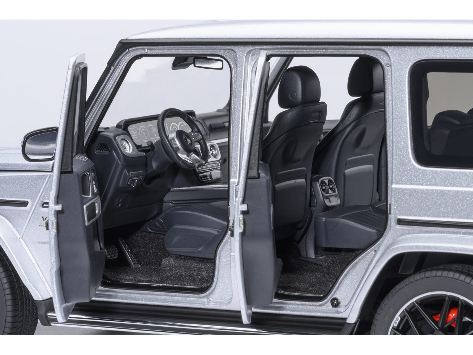 2019 Mercedes-Benz AMG G63 Iridium Silver Metallic 1/18 Model Car by Autoart - image 4