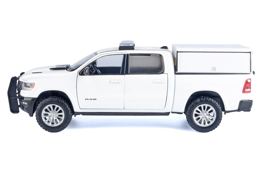 2019 RAM 1500 Laramie Crew Cab Pickup Truck with Truck Bed Camper White "Custom Builder's Kit" Series 1/27 Diecast Model Car by Motormax - image 2