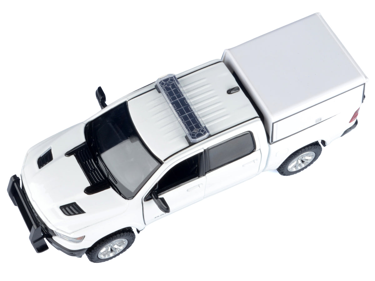 2019 RAM 1500 Laramie Crew Cab Pickup Truck with Truck Bed Camper White "Custom Builder's Kit" Series 1/27 Diecast Model Car by Motormax - image 4