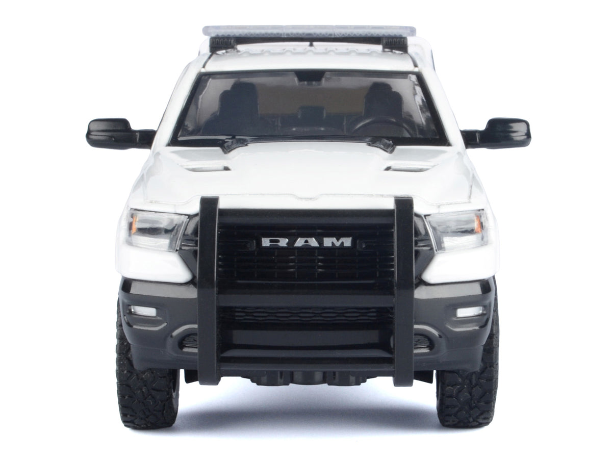 2019 RAM 1500 Laramie Crew Cab Pickup Truck with Truck Bed Camper White "Custom Builder's Kit" Series 1/27 Diecast Model Car by Motormax - image 3