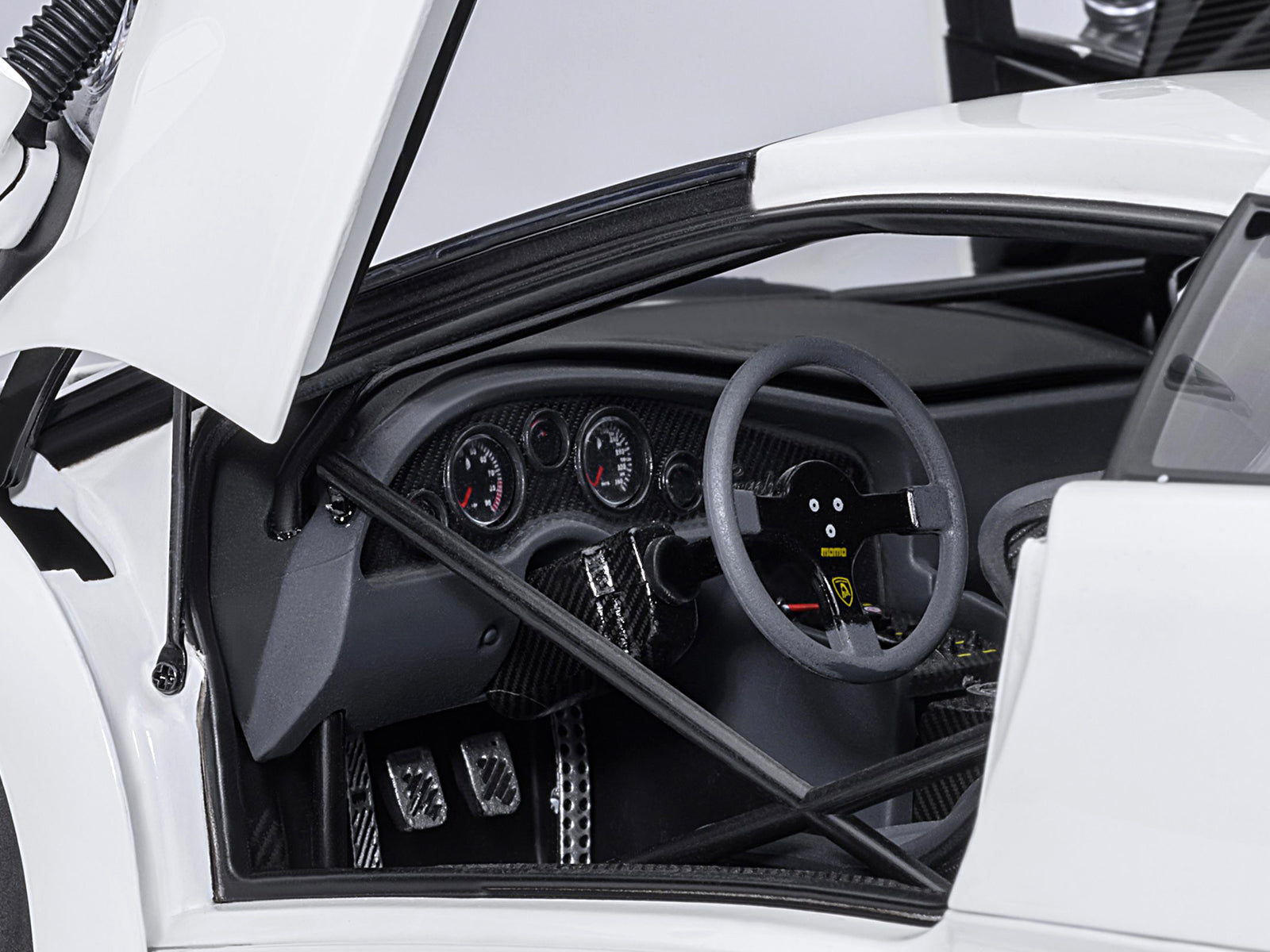 Lamborghini Diablo GTR Impact White 1/18 Model Car by Autoart - image 4
