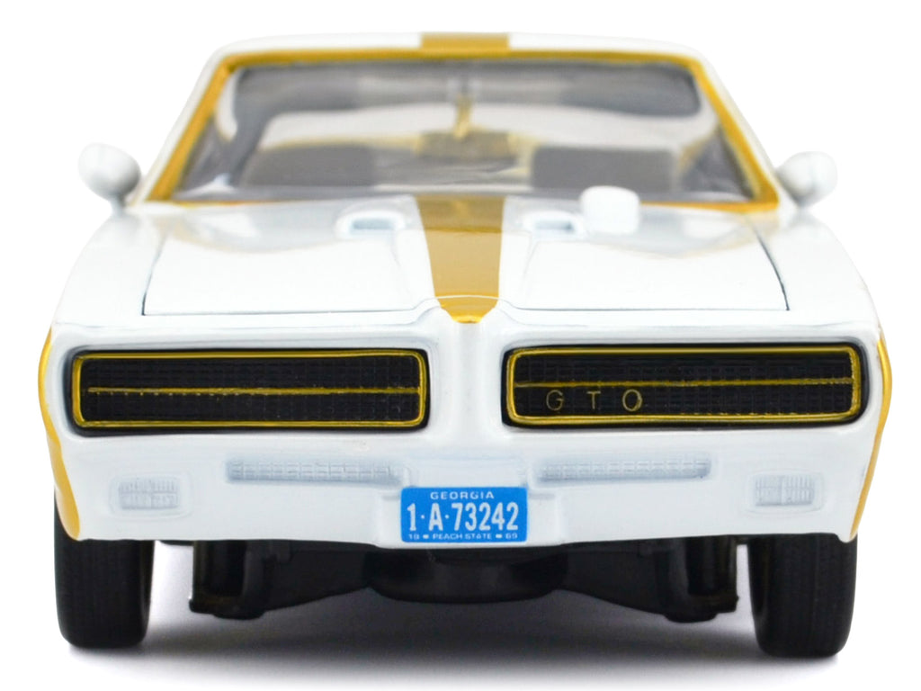 1969 Pontiac GTO Judge White Metallic with Gold Stripes "Luxe Legends" Series 1/24 Diecast Model Car by Motormax - image 4