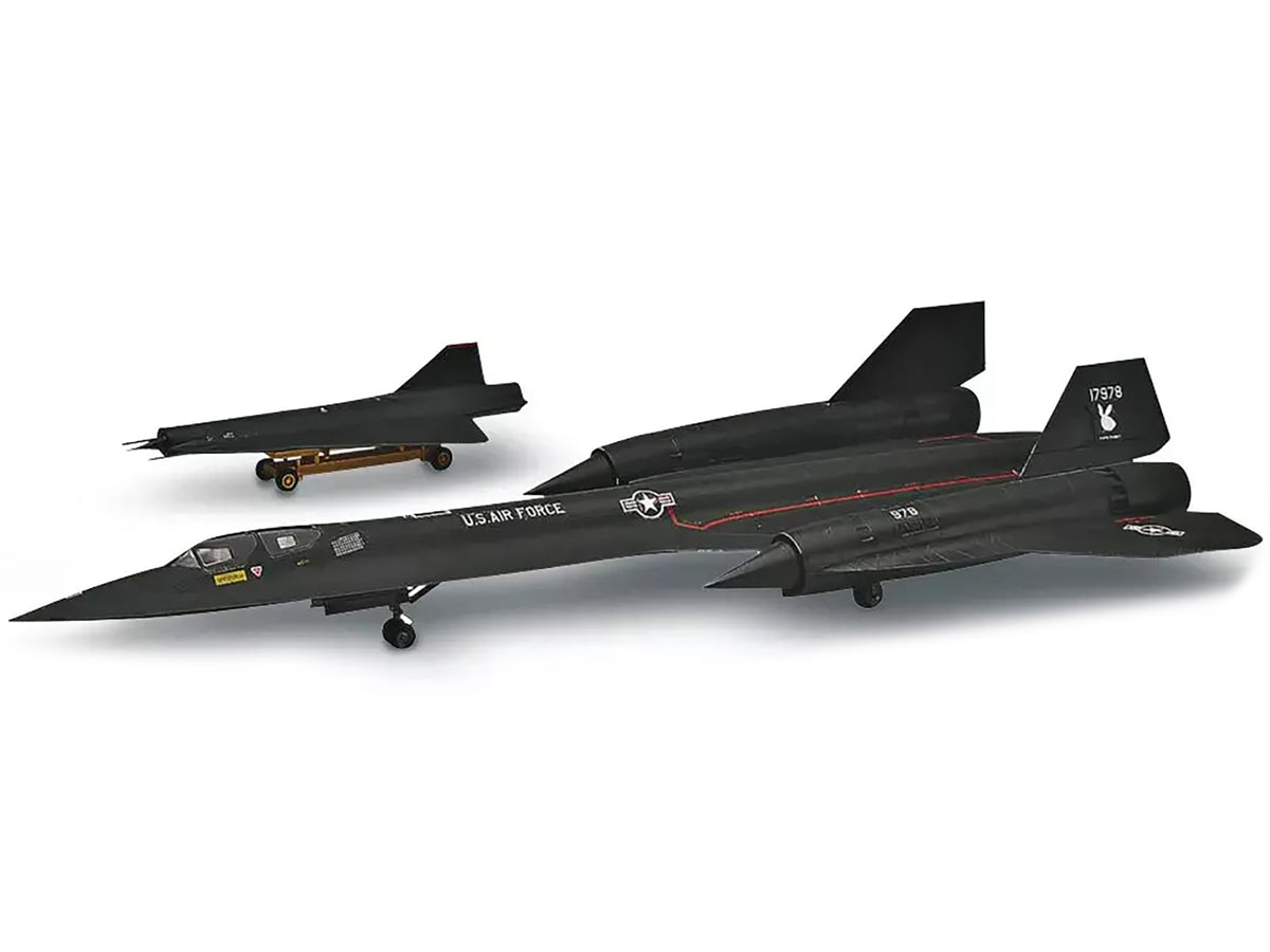 Level 4 Model Kit Lockheed SR-71 Blackbird Reconnaissance Aircraft 1/72 Scale Model by Revell - image 2