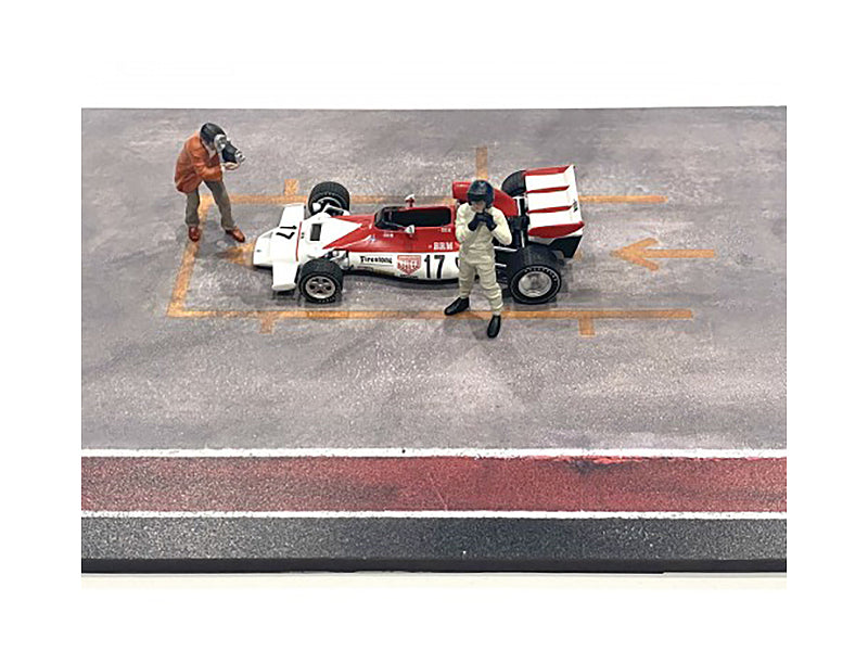 "Race Day" Two Diecast Figures Set 2 for 1/43 Scale Models by American Diorama - image 2