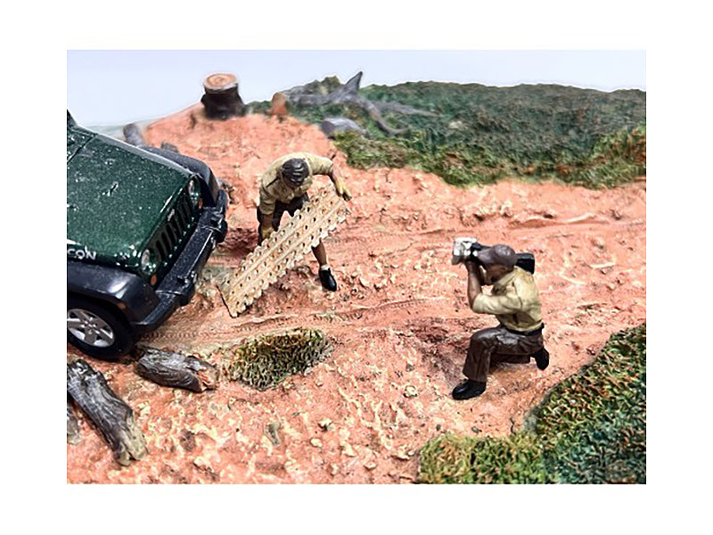 "4X4 Mechanics" 2 Piece Diecast Figure Set 4 for 1/43 Scale Models by American Diorama - image 2