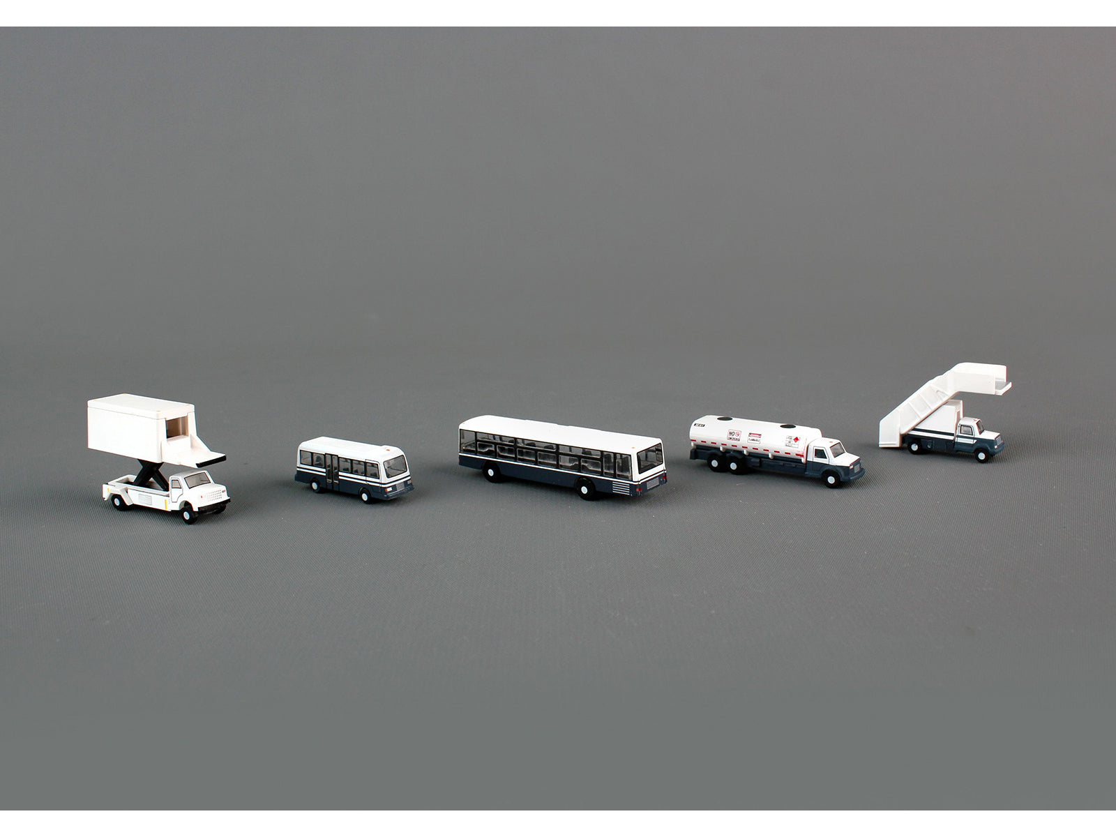 Airport Service Vehicles Set of 5 pieces "Gemini 200" Series Diecast Models by GeminiJets - image 4