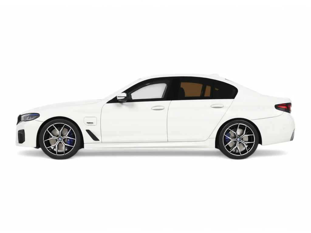 2023 BMW 545e xDrive M Sport Alpine White 1/18 Model Car by GT Spirit - image 4