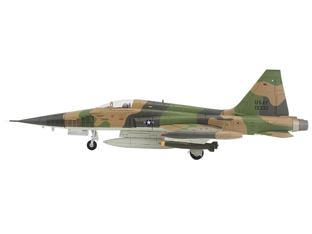 Northrop F-5C Skoshi Tiger Aircraft "64-13332 10th FCS Bien Hoa AFB" (1965) United States Air Force "Air Power Series" 1/72 Diecast Model by Hobby Master - image 2