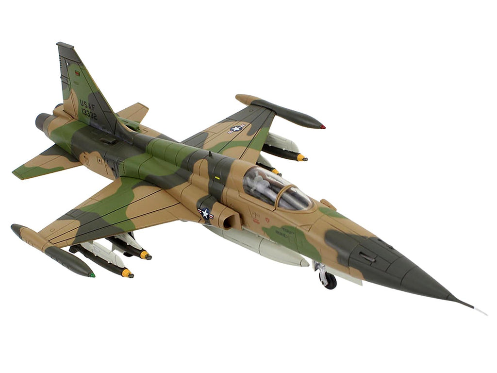Northrop F-5C Skoshi Tiger Aircraft "64-13332 10th FCS Bien Hoa AFB" (1965) United States Air Force "Air Power Series" 1/72 Diecast Model by Hobby Master - image 4