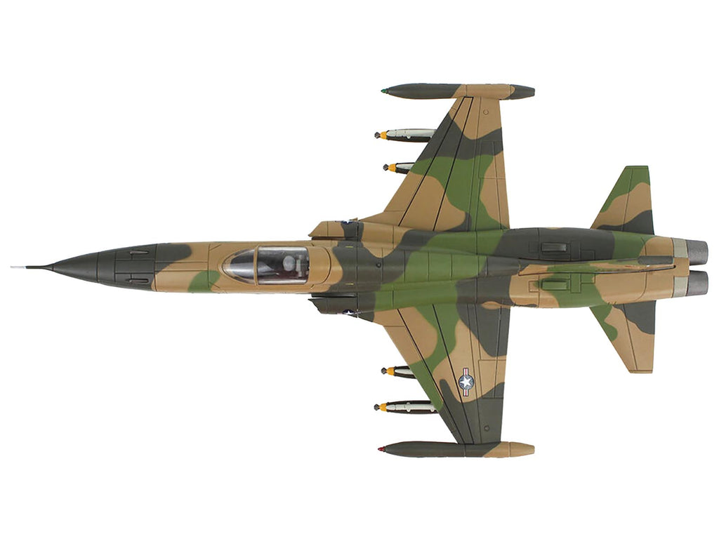 Northrop F-5C Skoshi Tiger Aircraft "64-13332 10th FCS Bien Hoa AFB" (1965) United States Air Force "Air Power Series" 1/72 Diecast Model by Hobby Master - image 3