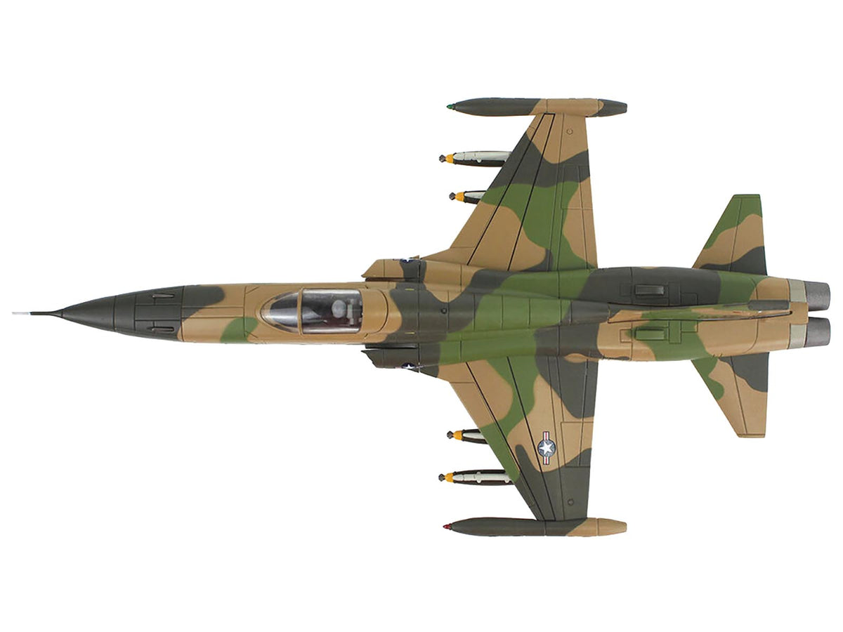 Northrop F-5C Skoshi Tiger Aircraft "64-13332 10th FCS Bien Hoa AFB" (1965) United States Air Force "Air Power Series" 1/72 Diecast Model by Hobby Master - image 3