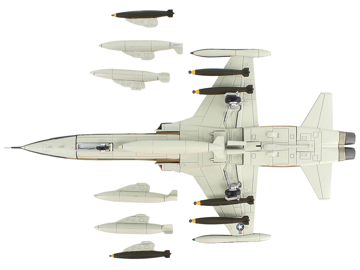 Northrop F-5C Skoshi Tiger Aircraft "64-13332 10th FCS Bien Hoa AFB" (1965) United States Air Force "Air Power Series" 1/72 Diecast Model by Hobby Master - image 5