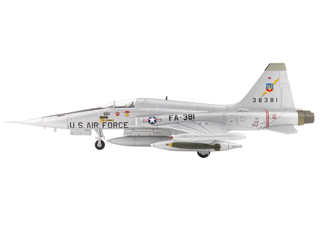 Northrop F-5A Freedom Fighter Aircraft "38381" (1960s) United States Air Force "Air Power Series" 1/72 Diecast Model by Hobby Master - image 2