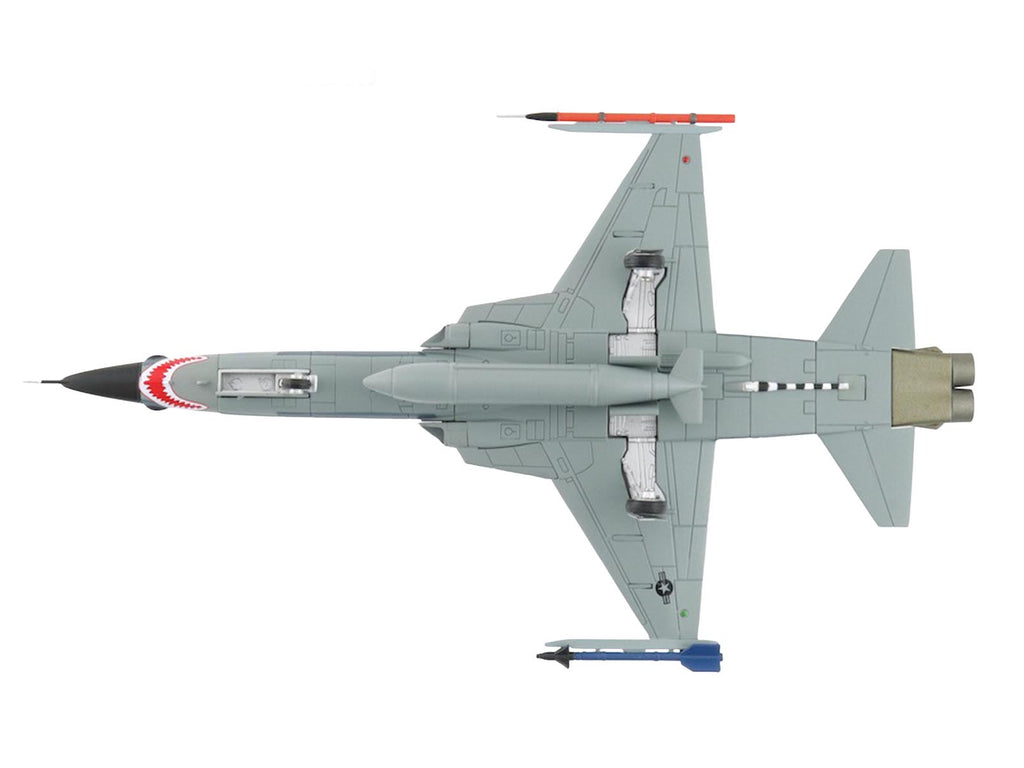 Northrop F-5N Tiger II Aircraft "Red 117 761533 Adversary Fighter VFC-111 Sundowners" (2017) United States Navy "Air Power Series" 1/72 Diecast Model by Hobby Master - image 4