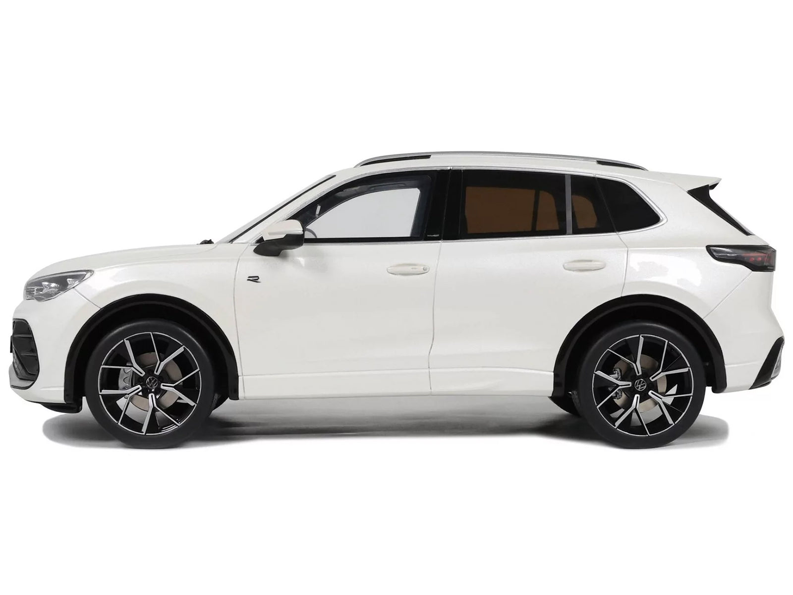 2024 Volkswagen Tiguan E Tsi R-Line Oryx White Pearl Limited Edition to 999 pieces Worldwide 1/18 Model Car by Otto Mobile - image 4