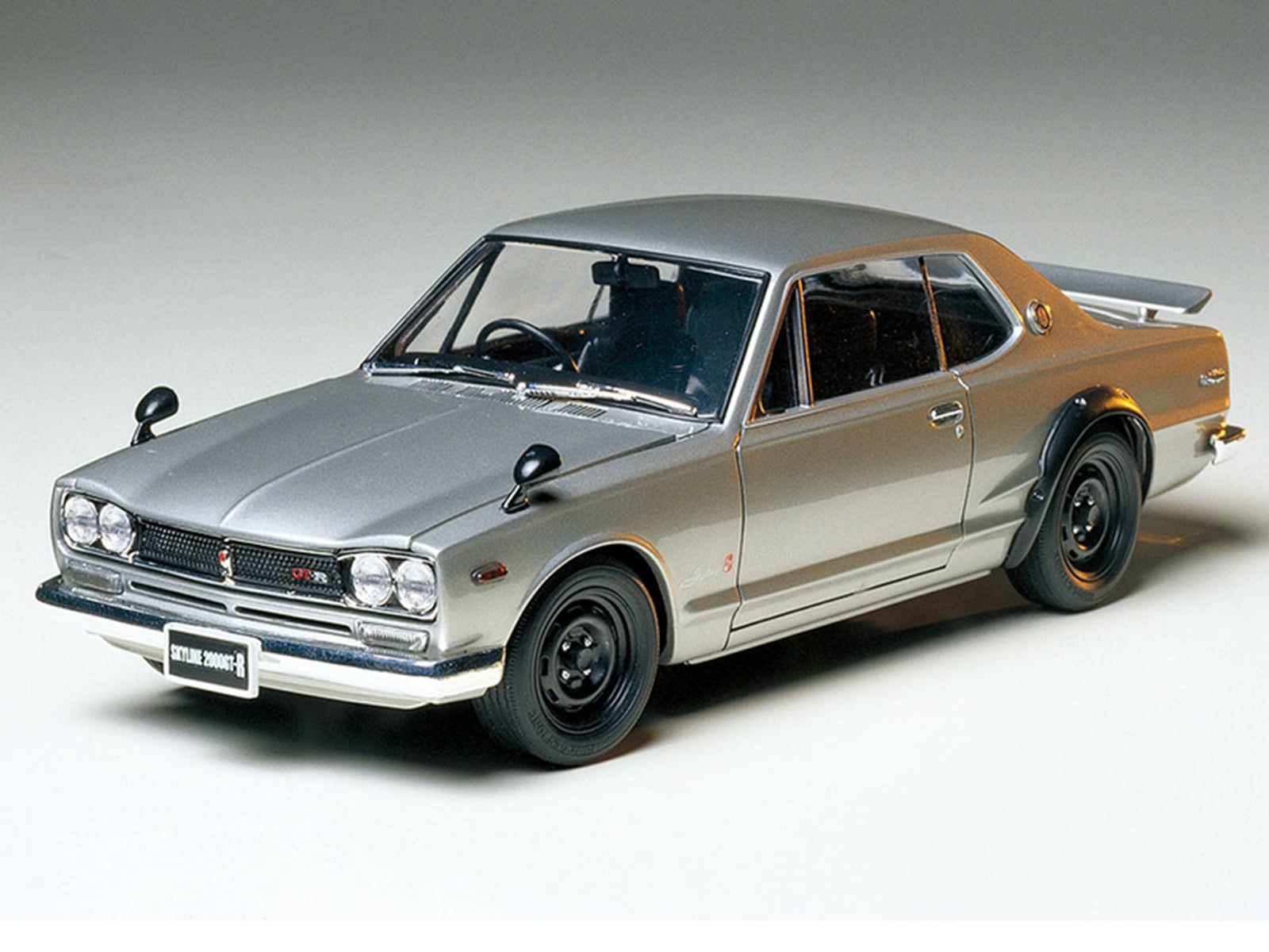 Model Kit Nissan Skyline 2000 GT-R 1/24 Scale Model by Tamiya - image 2
