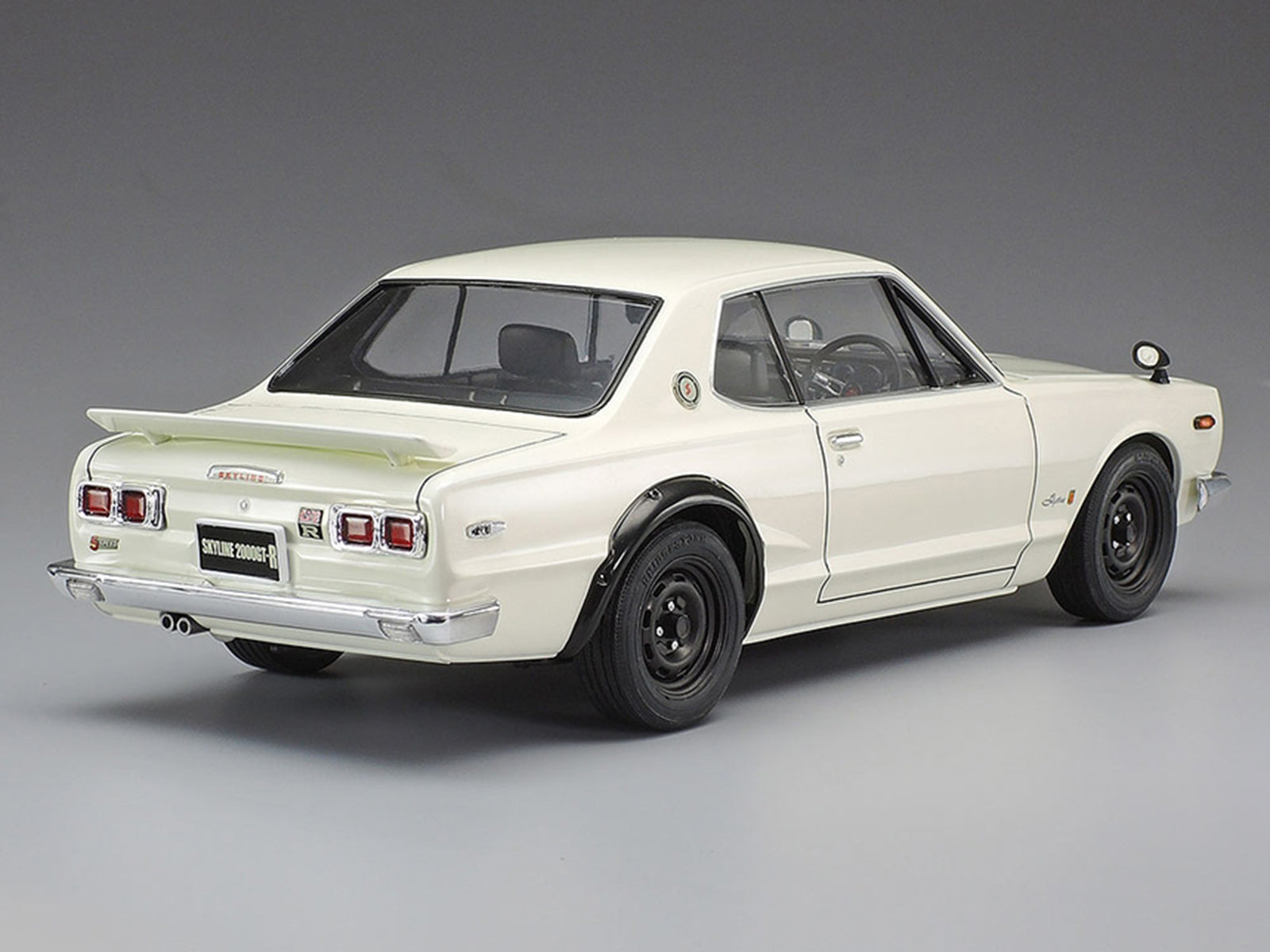 Model Kit Nissan Skyline 2000 GT-R 1/24 Scale Model by Tamiya - image 4