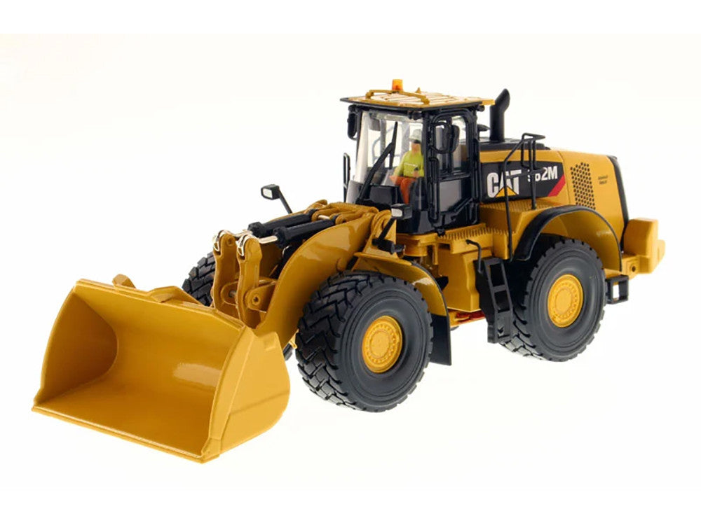 Diecast Masters CAT 982M wheel loader with operator, 1:50 scale — product photo 2