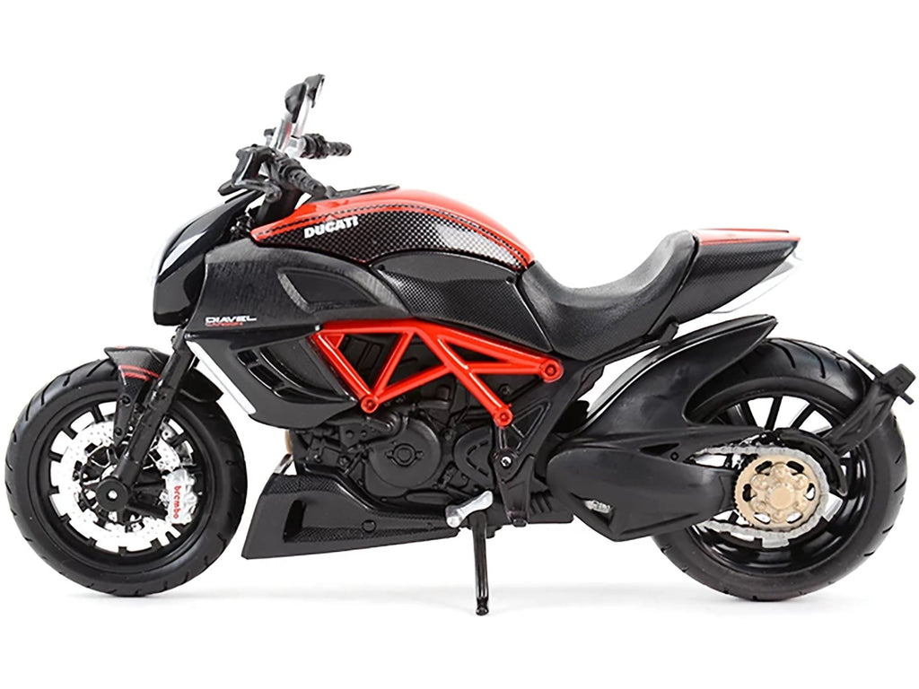 Ducati Diavel Red and Carbon 1/12 Diecast Motorcycle Model by Maisto - image 3