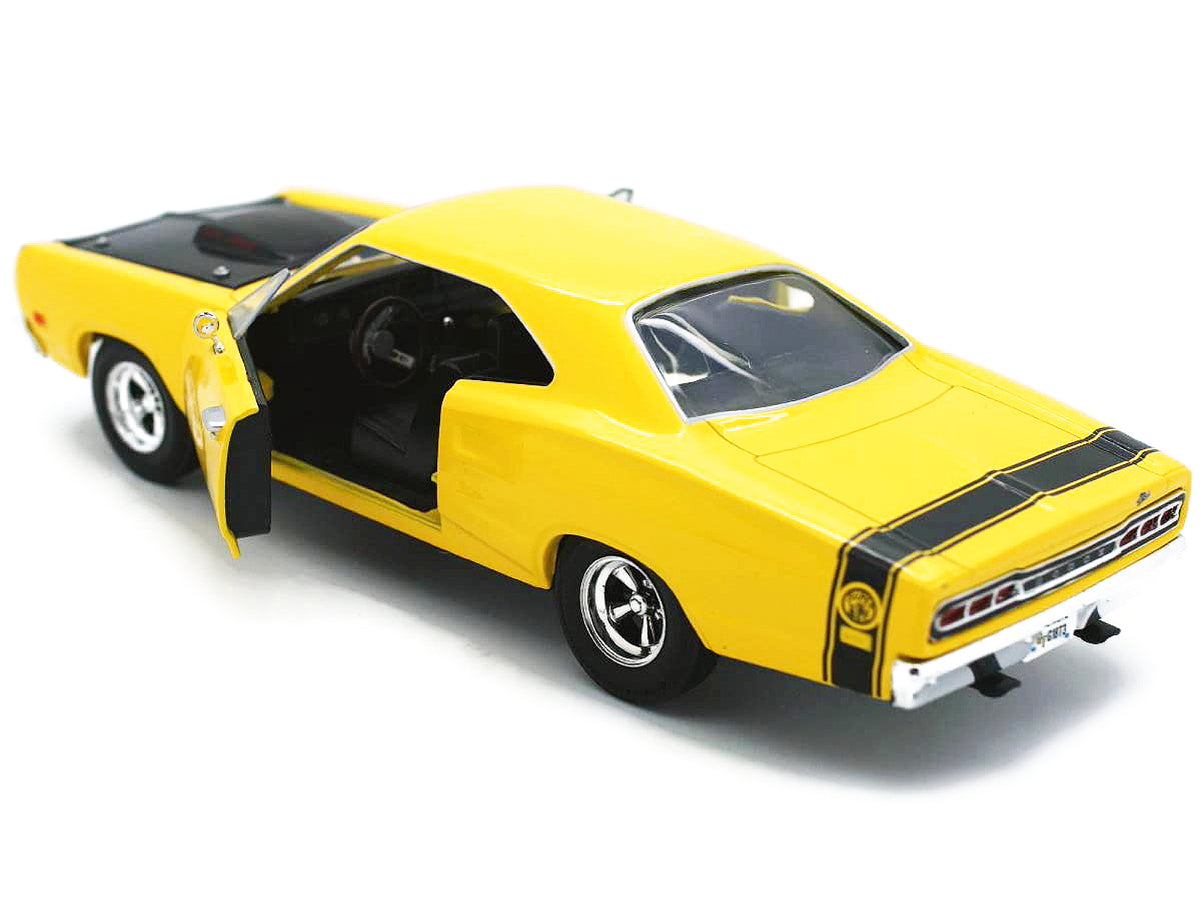 1969 Dodge Coronet Super Bee Yellow 1/24 Diecast Car Model by Motormax - image 4